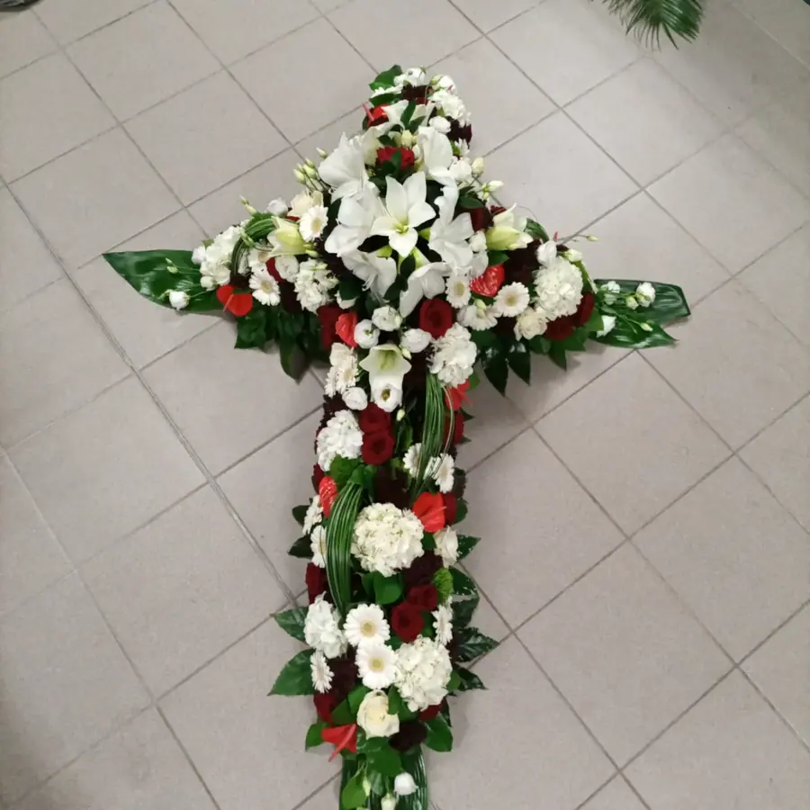 Composition florale de deuil réalisée par MC Maison des Créations, fleuriste à Beuvrages