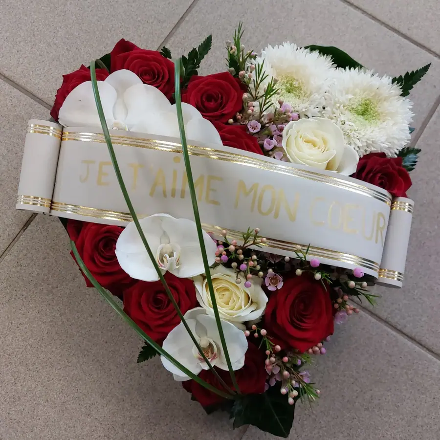 Composition florale de deuil réalisée par MC Maison des Créations, fleuriste à Beuvrages
