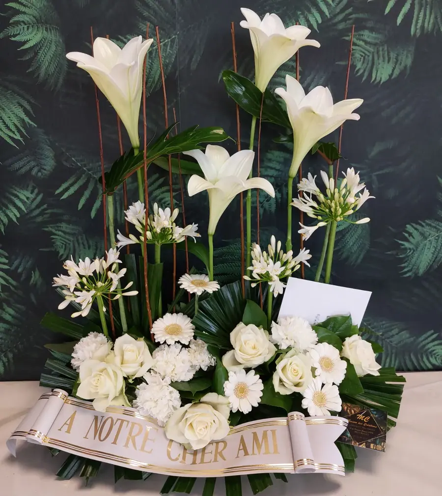 Composition florale de deuil réalisée par MC Maison des Créations, fleuriste à Beuvrages