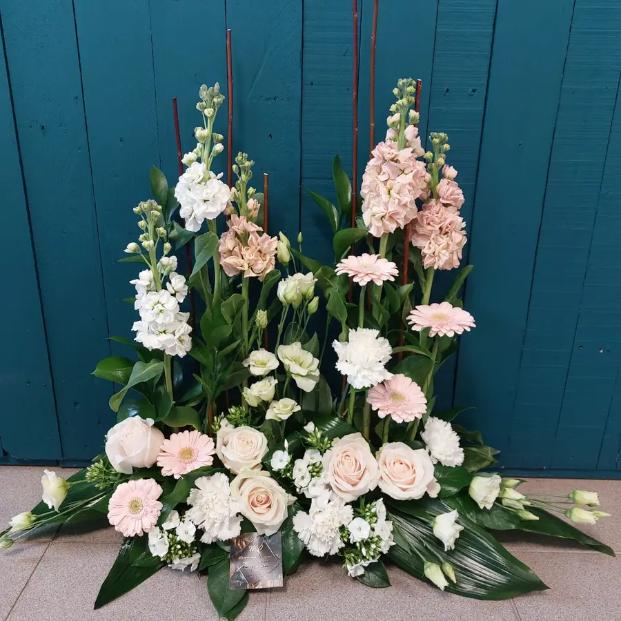 Composition florale de deuil réalisée par MC Maison des Créations, fleuriste à Beuvrages