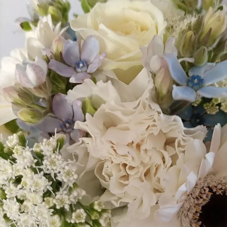 Décoration florale de mariage réalisée par MC Maison des Créations, fleuriste à Beuvrages