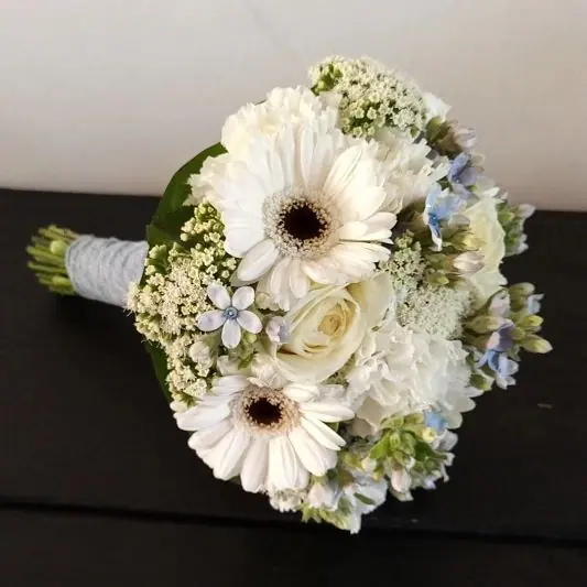 Décoration florale de mariage réalisée par MC Maison des Créations, fleuriste à Beuvrages