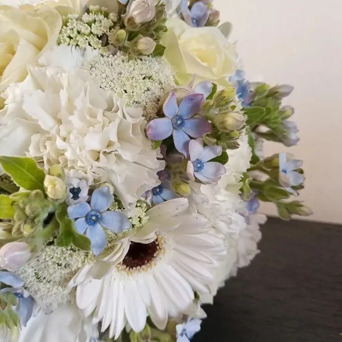 Décoration florale de mariage réalisée par MC Maison des Créations, fleuriste à Beuvrages