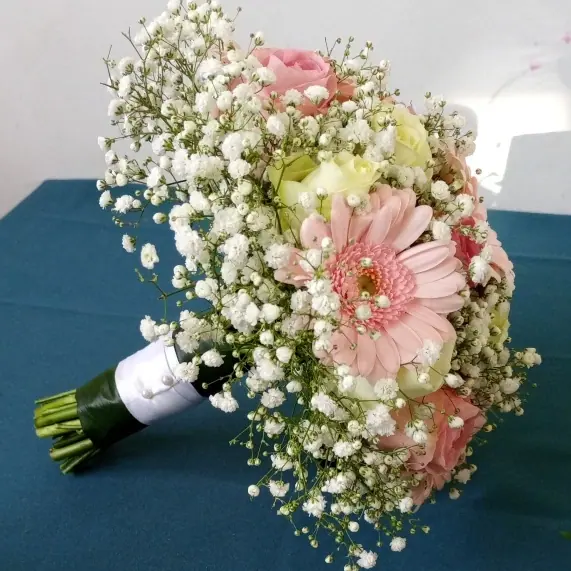 Décoration florale de mariage réalisée par MC Maison des Créations, fleuriste à Beuvrages
