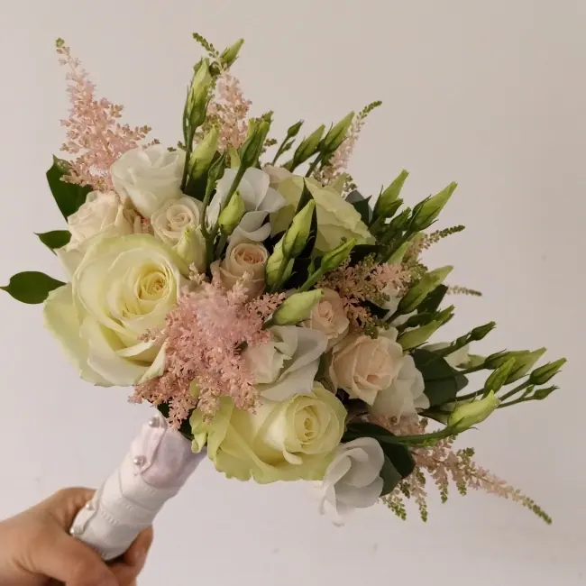 Décoration florale de mariage réalisée par MC Maison des Créations, fleuriste à Beuvrages