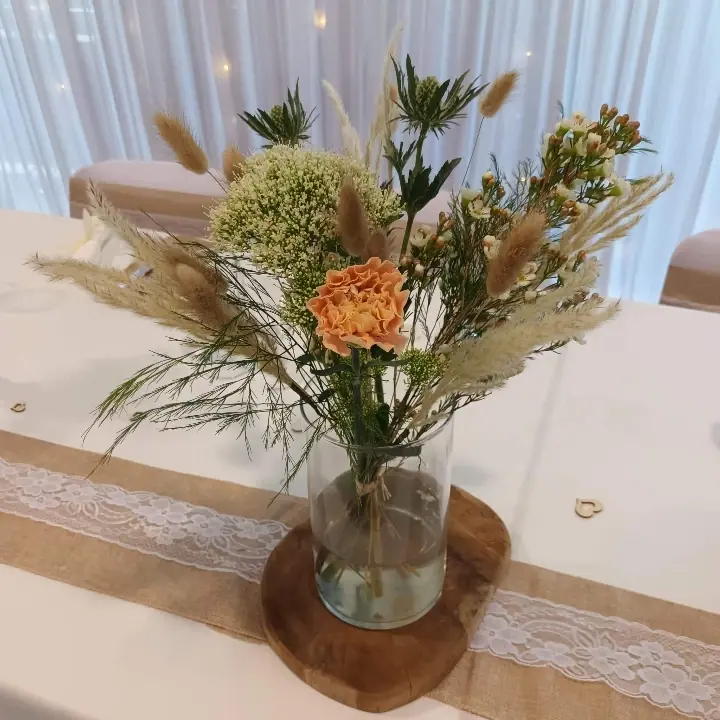 Décoration florale de mariage réalisée par MC Maison des Créations, fleuriste à Beuvrages