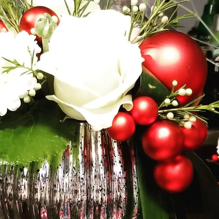 Décoration florale de Noël réalisée par MC Maison des Créations, fleuriste à Beuvrages