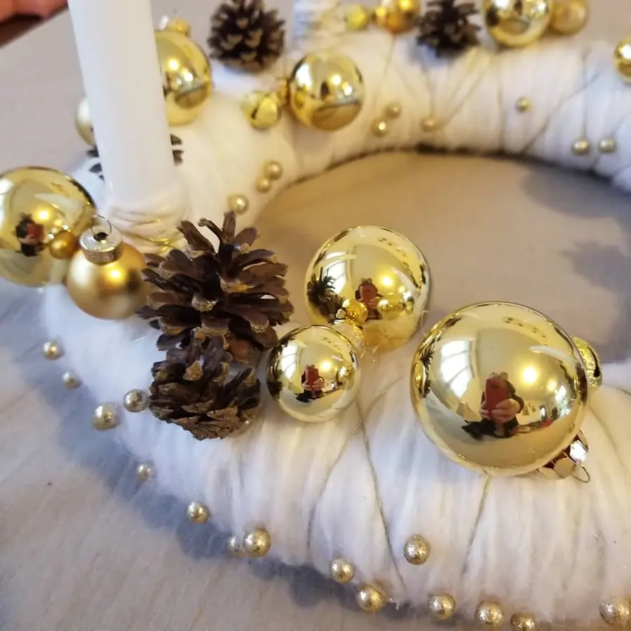 Décoration florale de Noël réalisée par MC Maison des Créations, fleuriste à Beuvrages