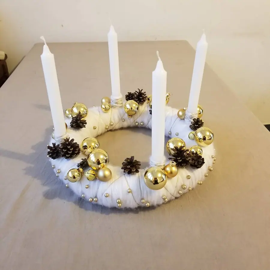 Décoration florale de Noël réalisée par MC Maison des Créations, fleuriste à Beuvrages