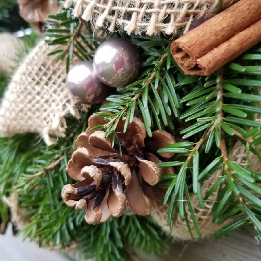 Décoration florale de Noël réalisée par MC Maison des Créations, fleuriste à Beuvrages