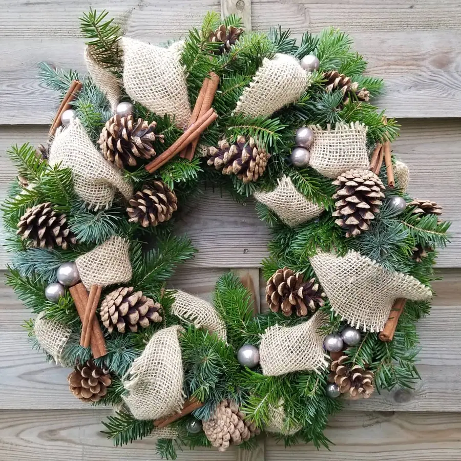 Décoration florale de Noël réalisée par MC Maison des Créations, fleuriste à Beuvrages