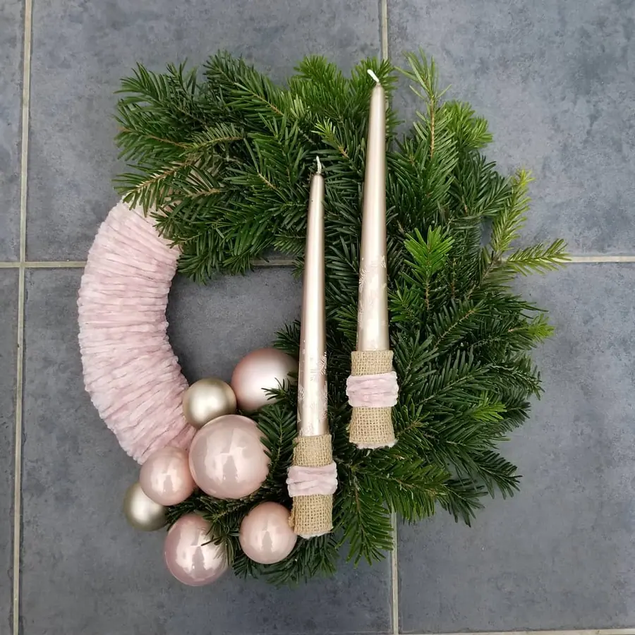 Décoration florale de Noël réalisée par MC Maison des Créations, fleuriste à Beuvrages