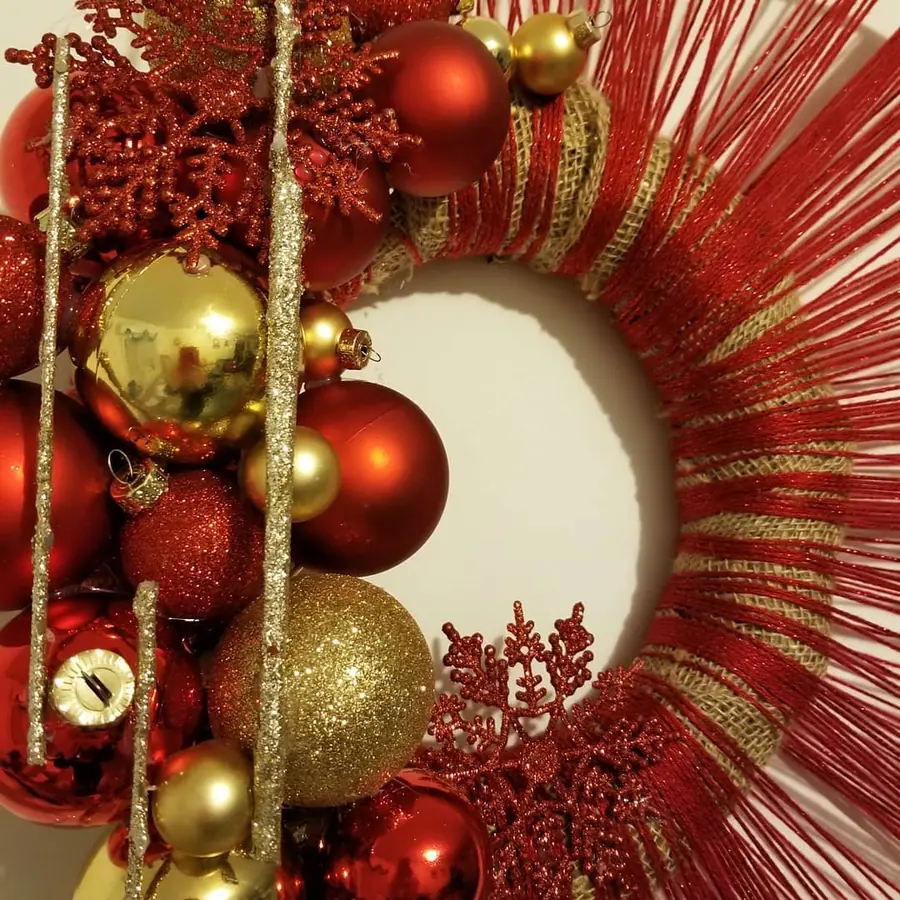 Décoration florale de Noël réalisée par MC Maison des Créations, fleuriste à Beuvrages