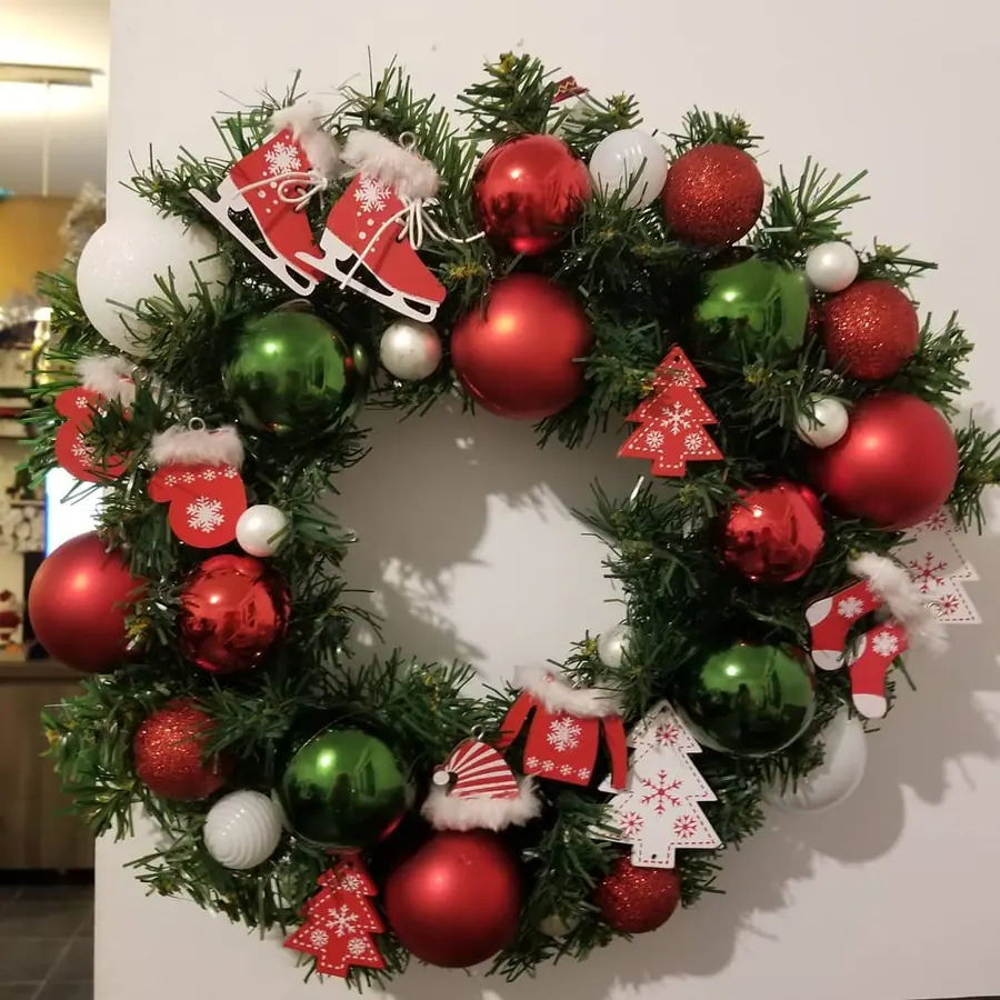 Décoration florale de Noël réalisée par MC Maison des Créations, fleuriste à Beuvrages
