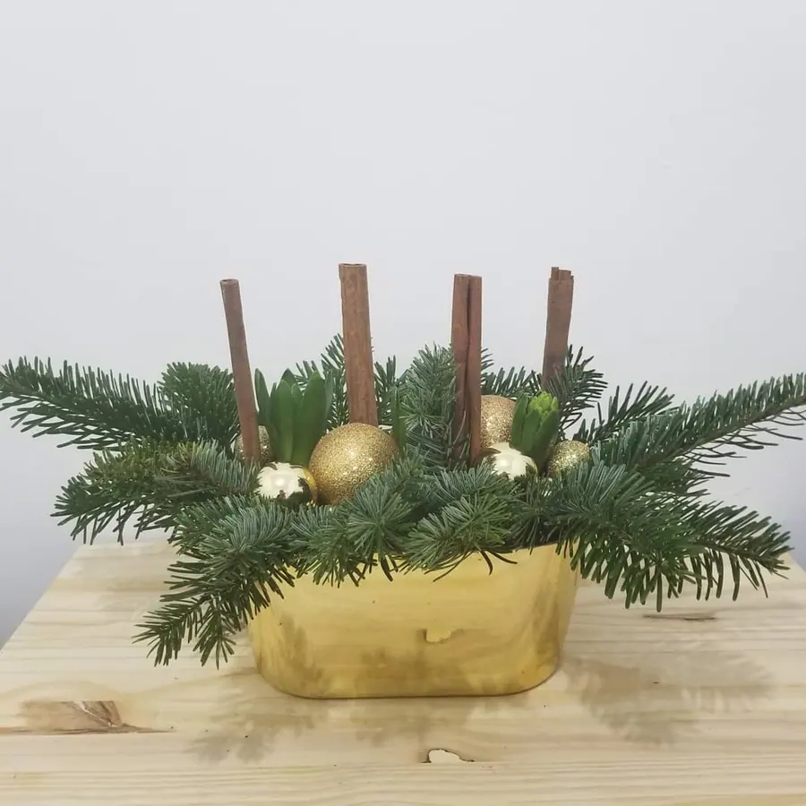Décoration florale de Noël réalisée par MC Maison des Créations, fleuriste à Beuvrages