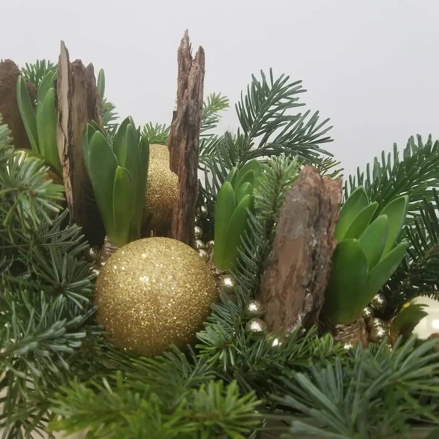 Décoration florale de Noël réalisée par MC Maison des Créations, fleuriste à Beuvrages