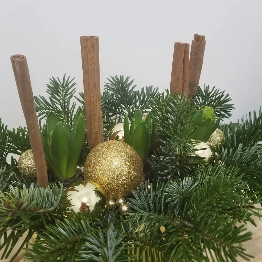 Décoration florale de Noël réalisée par MC Maison des Créations, fleuriste à Beuvrages