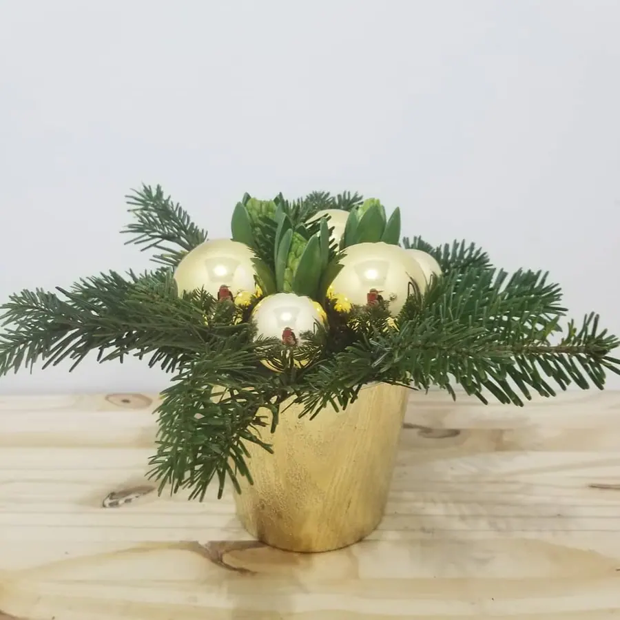 Décoration florale de Noël réalisée par MC Maison des Créations, fleuriste à Beuvrages