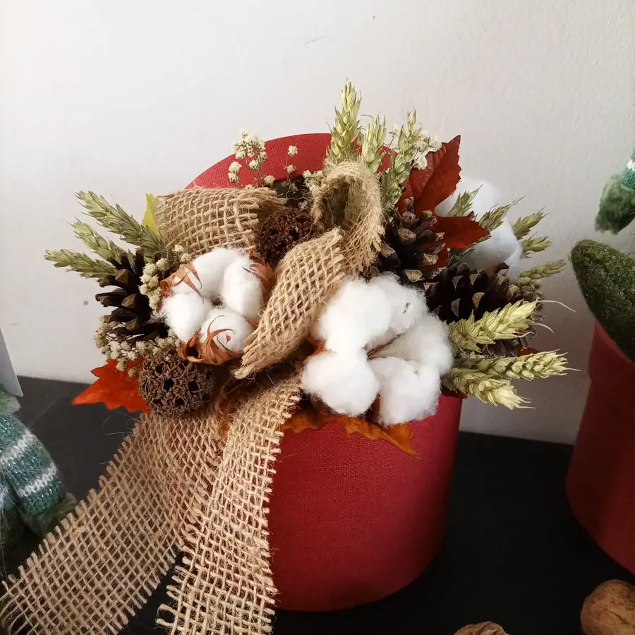 Décoration florale de Noël réalisée par MC Maison des Créations, fleuriste à Beuvrages