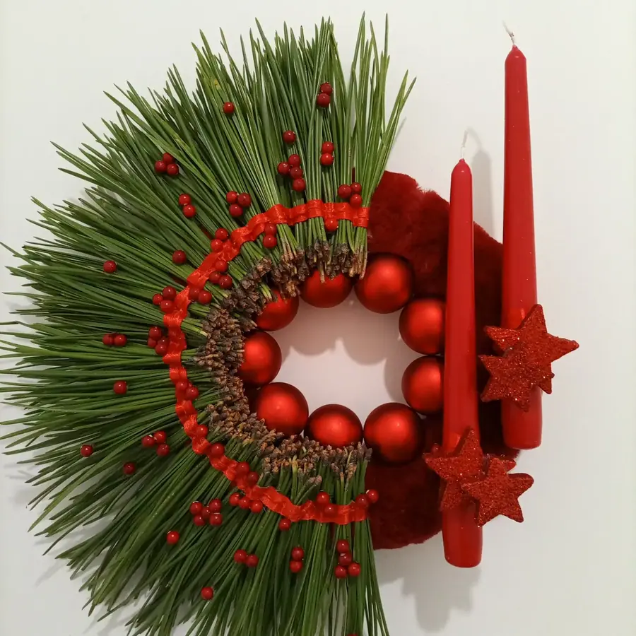 Décoration florale de Noël réalisée par MC Maison des Créations, fleuriste à Beuvrages