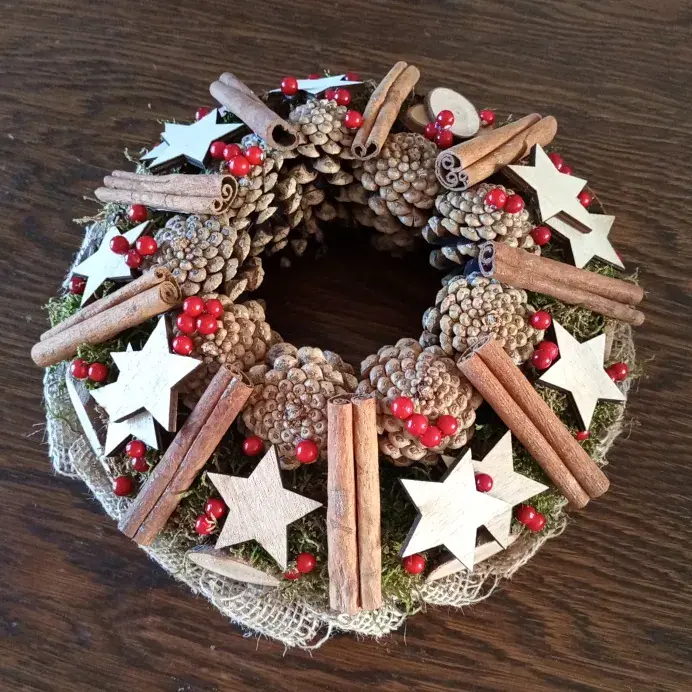 Décoration florale de Noël réalisée par MC Maison des Créations, fleuriste à Beuvrages