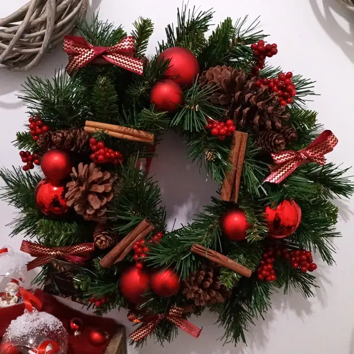 Décoration florale de Noël réalisée par MC Maison des Créations, fleuriste à Beuvrages