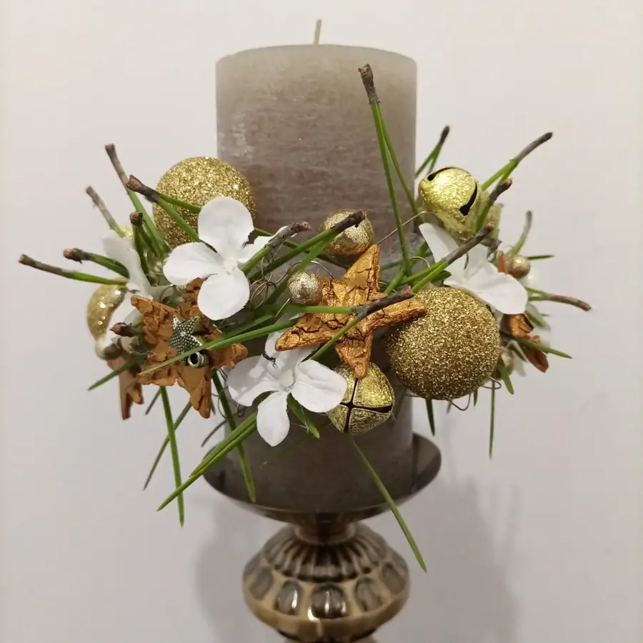 Décoration florale de Noël réalisée par MC Maison des Créations, fleuriste à Beuvrages