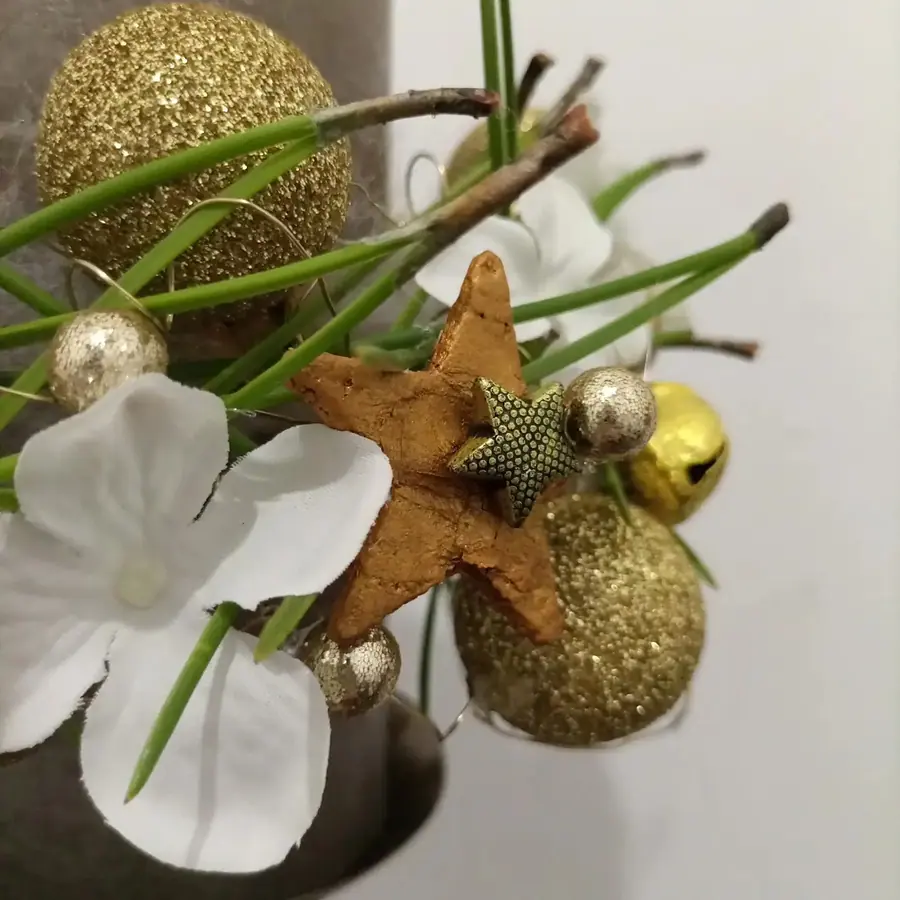 Décoration florale de Noël réalisée par MC Maison des Créations, fleuriste à Beuvrages