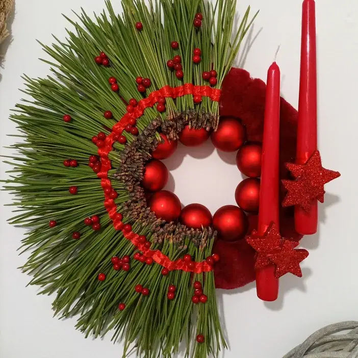 Décoration florale de Noël réalisée par MC Maison des Créations, fleuriste à Beuvrages