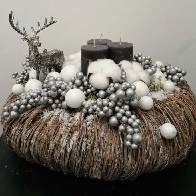 Décoration florale de Noël réalisée par MC Maison des Créations, fleuriste à Beuvrages