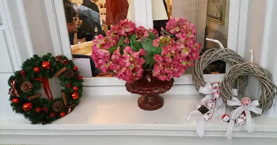 Décoration florale de Noël réalisée par MC Maison des Créations, fleuriste à Beuvrages