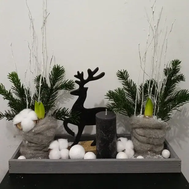 Décoration florale de Noël réalisée par MC Maison des Créations, fleuriste à Beuvrages