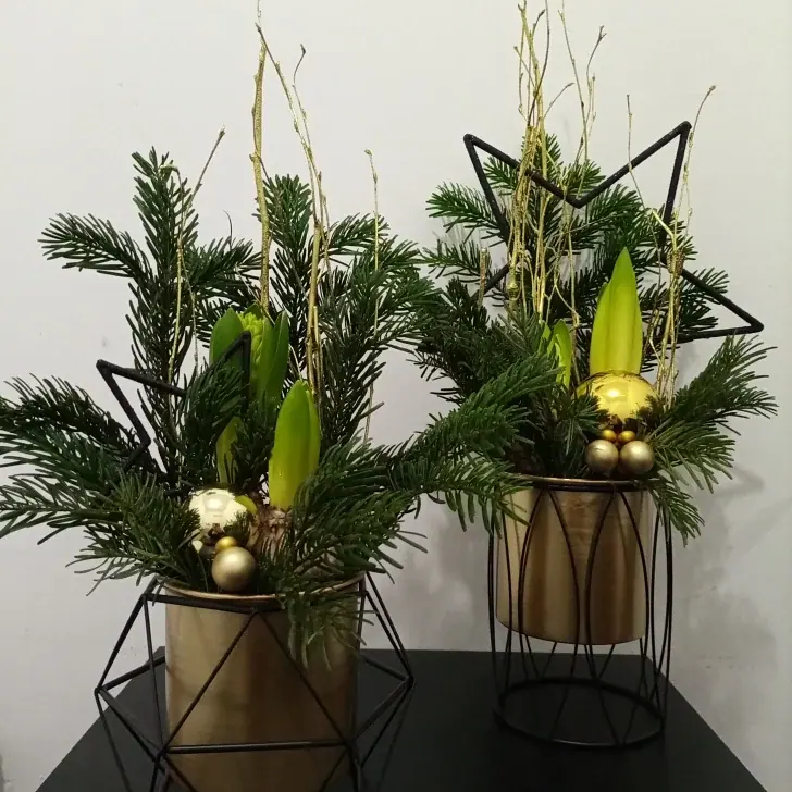 Décoration florale de Noël réalisée par MC Maison des Créations, fleuriste à Beuvrages