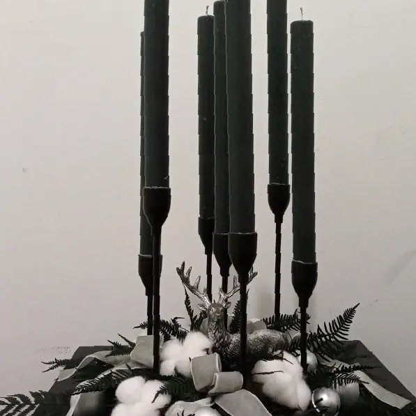 Décoration florale de Noël réalisée par MC Maison des Créations, fleuriste à Beuvrages