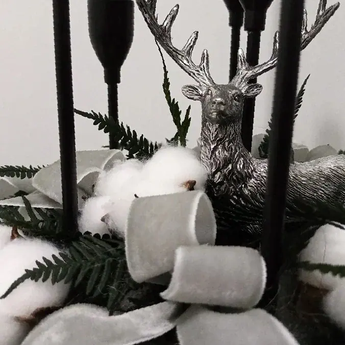 Décoration florale de Noël réalisée par MC Maison des Créations, fleuriste à Beuvrages