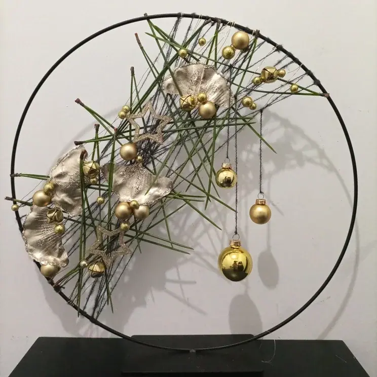 Décoration florale de Noël réalisée par MC Maison des Créations, fleuriste à Beuvrages
