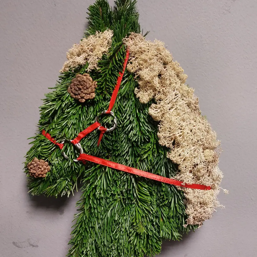 Décoration florale de Noël réalisée par MC Maison des Créations, fleuriste à Beuvrages