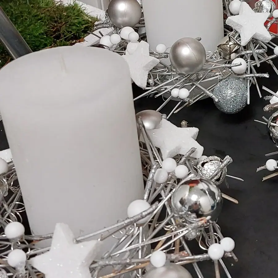 Décoration florale de Noël réalisée par MC Maison des Créations, fleuriste à Beuvrages