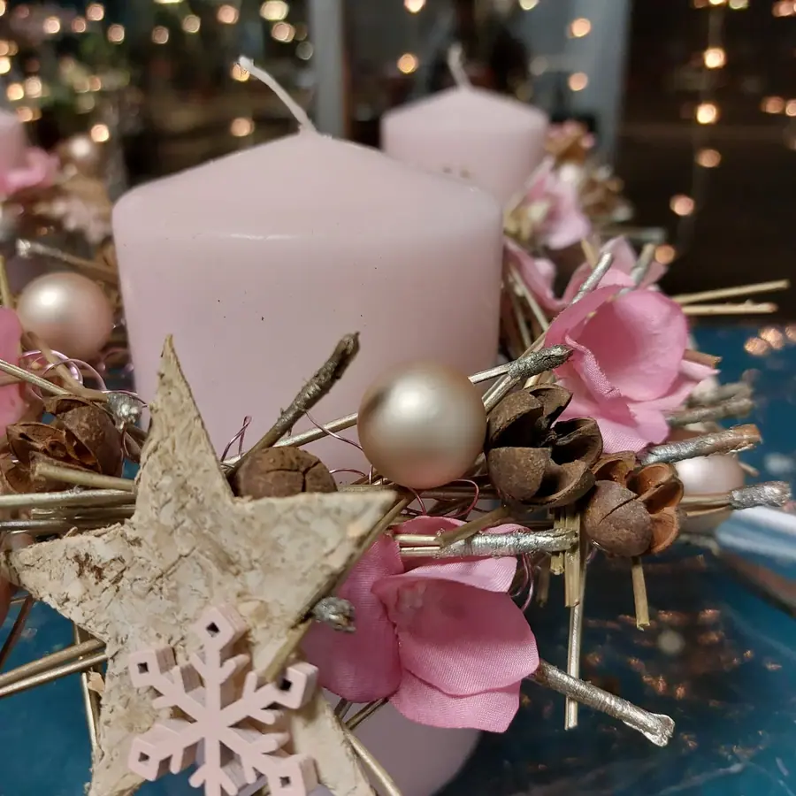 Décoration florale de Noël réalisée par MC Maison des Créations, fleuriste à Beuvrages