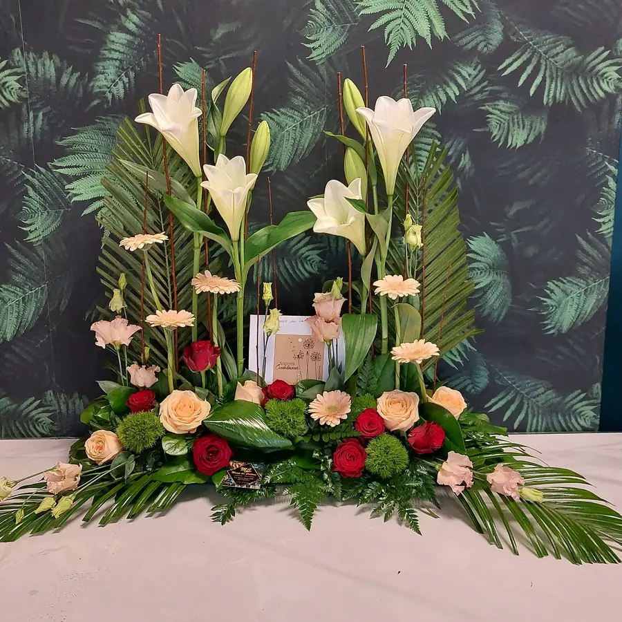 Décoration florale de Noël réalisée par MC Maison des Créations, fleuriste à Beuvrages