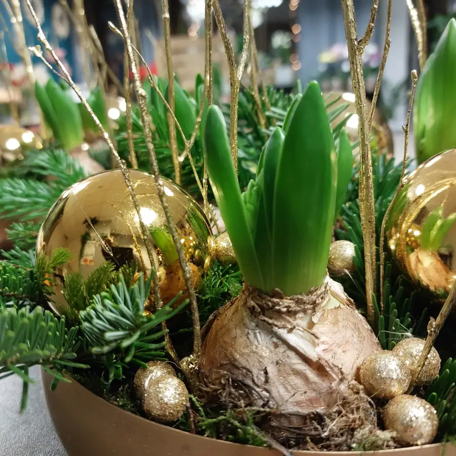 Décoration florale de Noël réalisée par MC Maison des Créations, fleuriste à Beuvrages