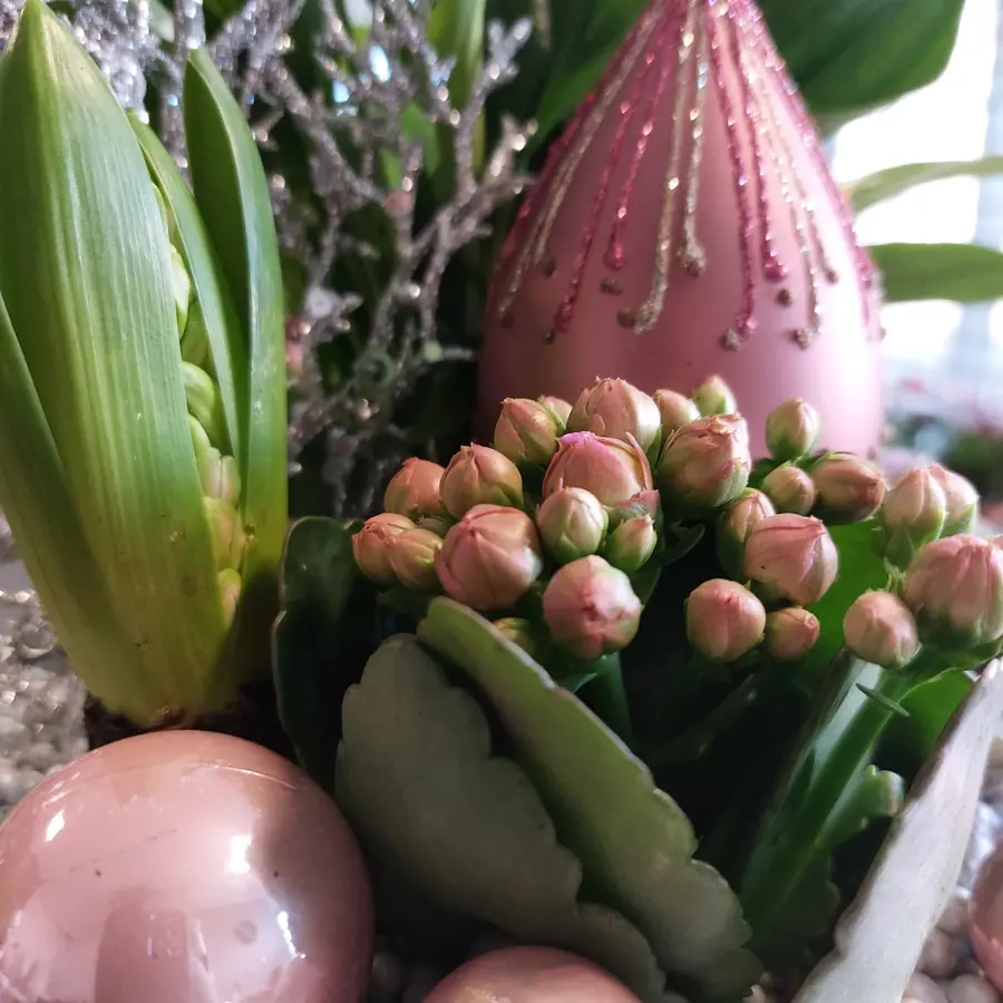 Décoration florale de Noël réalisée par MC Maison des Créations, fleuriste à Beuvrages