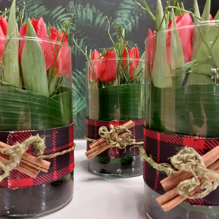 Décoration florale de Noël réalisée par MC Maison des Créations, fleuriste à Beuvrages
