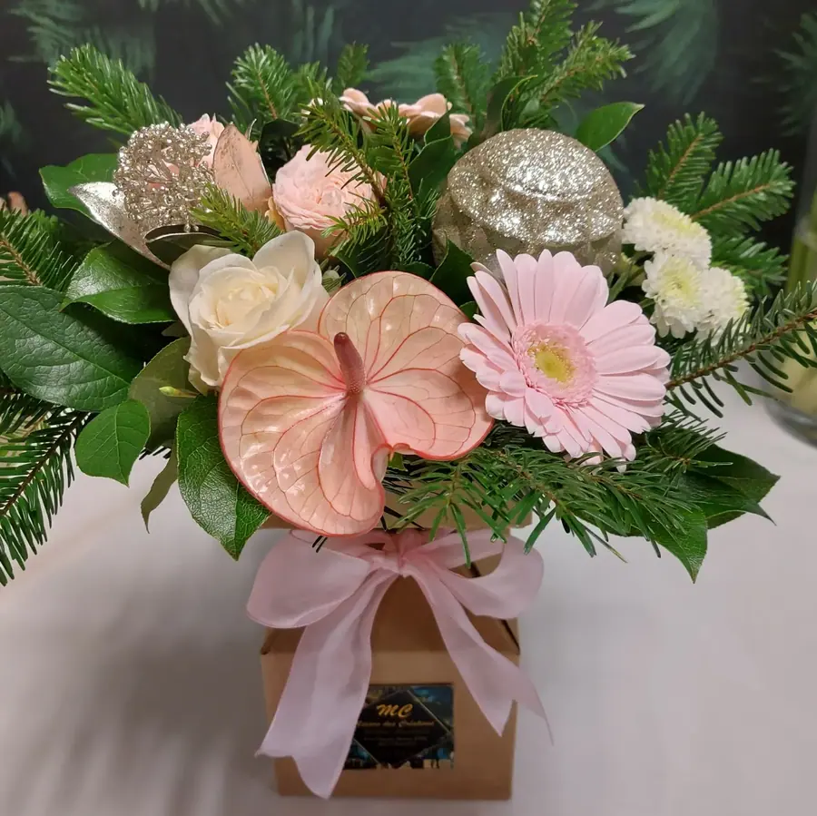 Décoration florale de Noël réalisée par MC Maison des Créations, fleuriste à Beuvrages