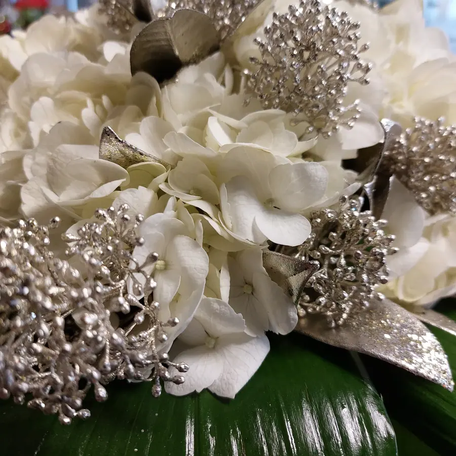 Décoration florale de Noël réalisée par MC Maison des Créations, fleuriste à Beuvrages