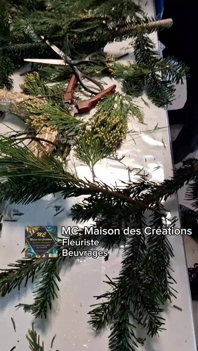 Décoration florale de Noël réalisée par MC Maison des Créations, fleuriste à Beuvrages