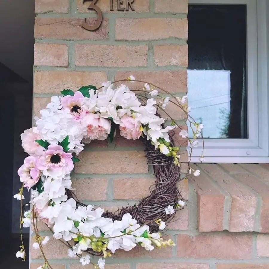 Composition florale de printemps réalisée par MC Maison des Créations, fleuriste à Beuvrages