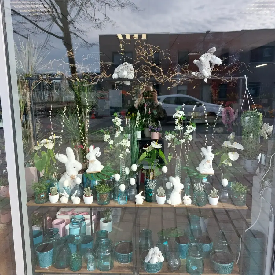 Composition florale de printemps réalisée par MC Maison des Créations, fleuriste à Beuvrages