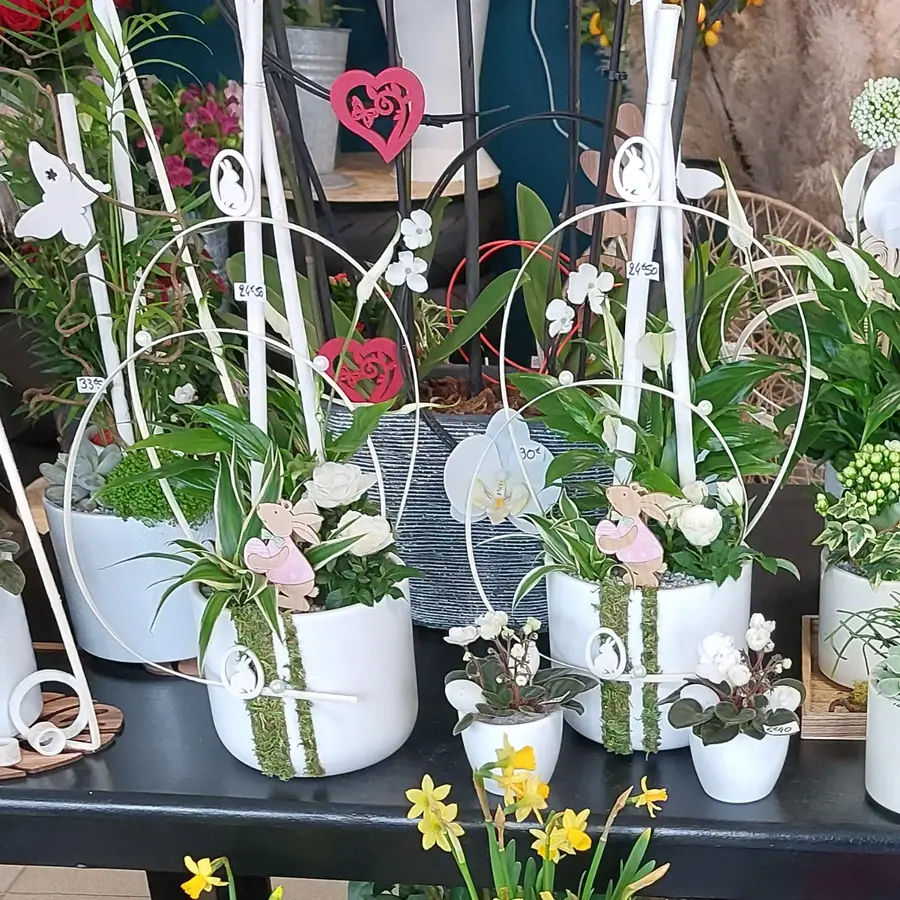 Composition florale de printemps réalisée par MC Maison des Créations, fleuriste à Beuvrages