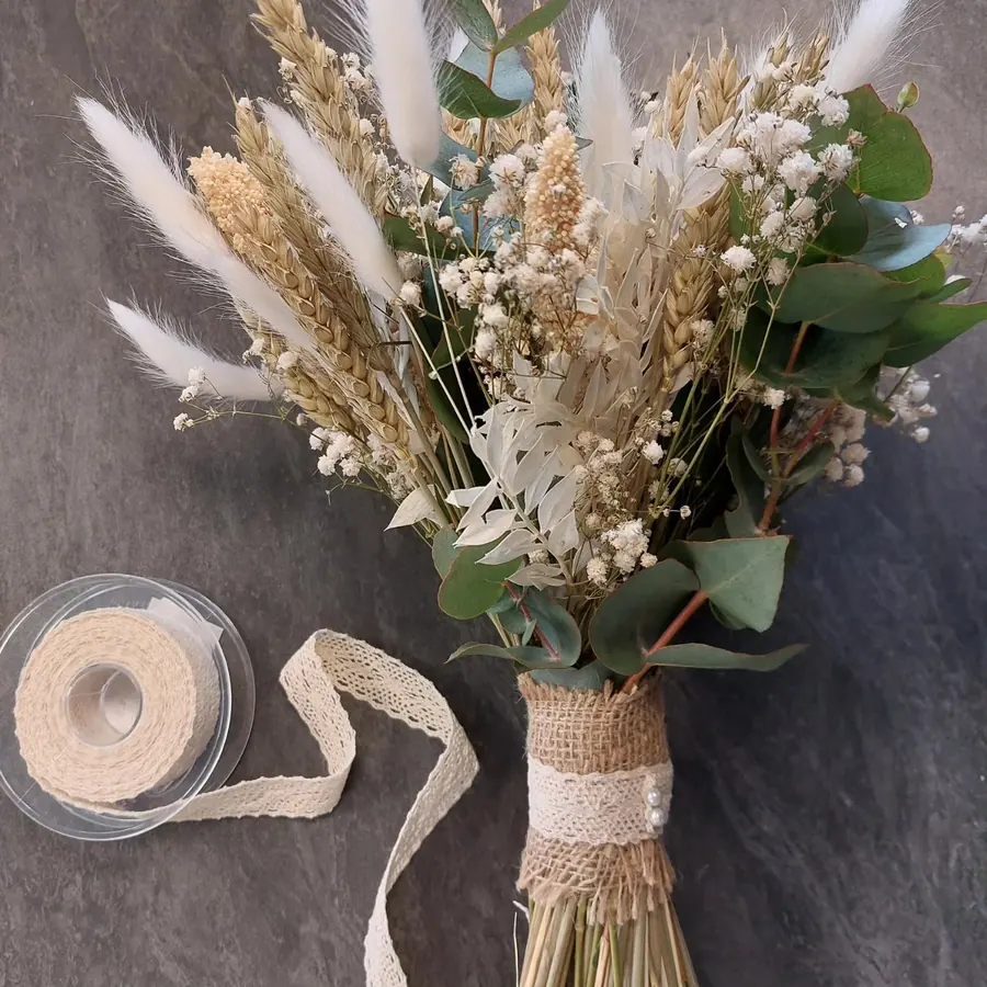 Composition en fleurs séchées réalisée par MC Maison des Créations, fleuriste à Beuvrages
